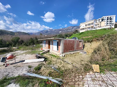 House of 80 square meters with a plot of 905m2 and beautiful panoramic views of the surrounding hills and the sea